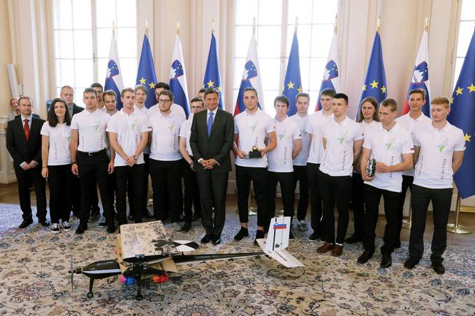 Ob dananjem dravnem prazniku predsednik Republike Slovenije vroil »Jabolko navdiha« ekipi tudentov Fakultete za strojnitvo Univerze v Ljubljani